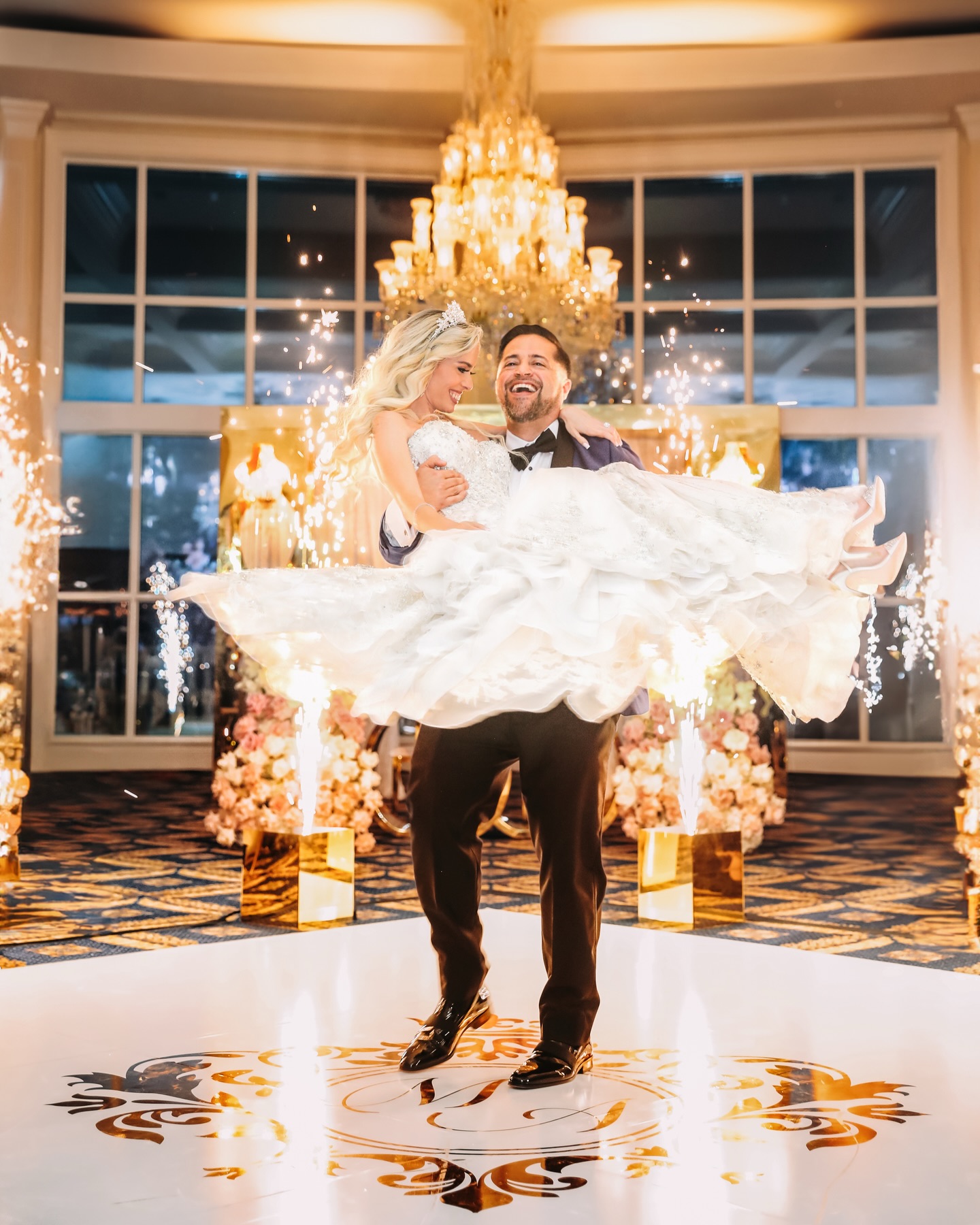 Alondra y Gustavo bailando en el salón