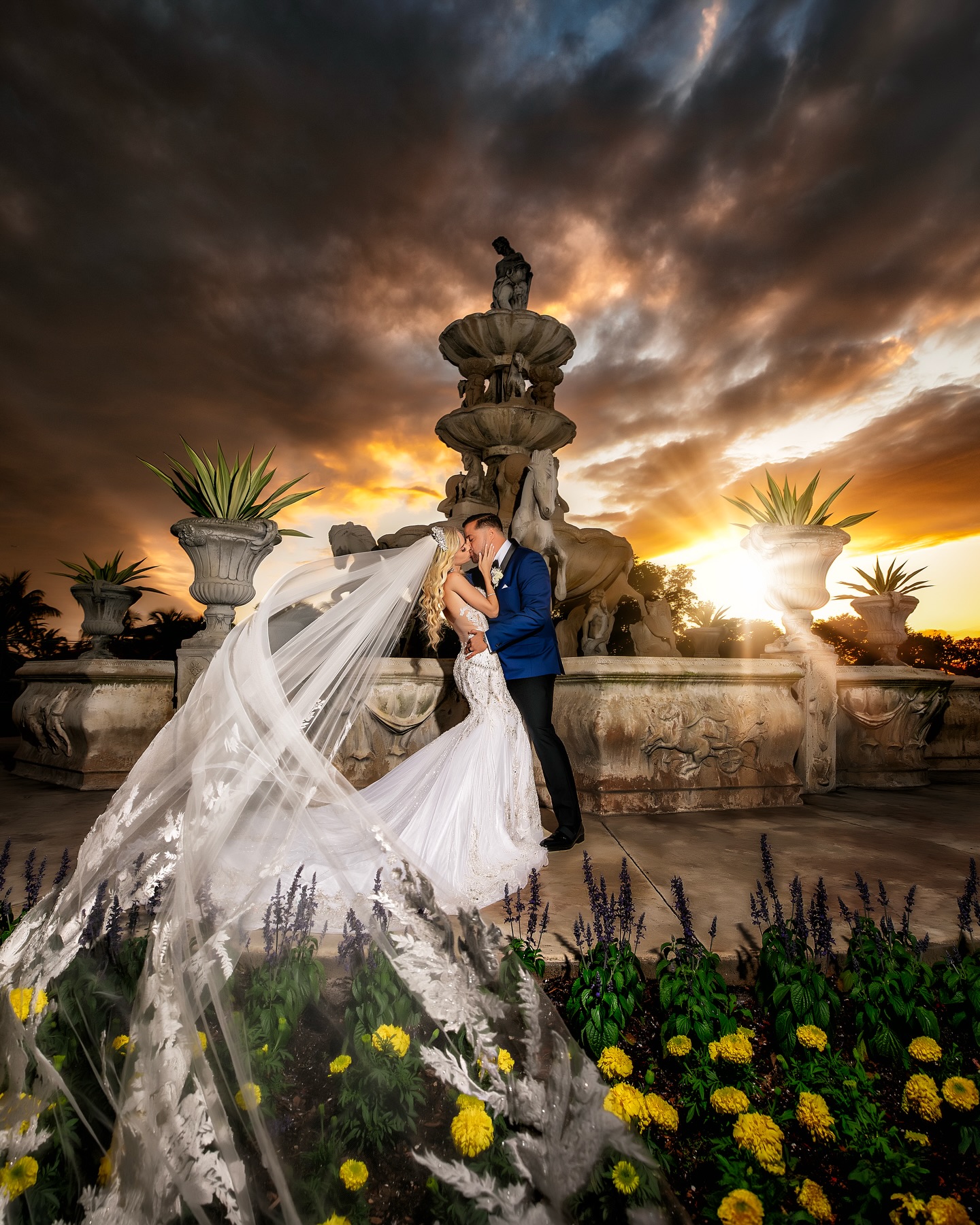 Alondra y Gustavo bajo el cielo de atardecer